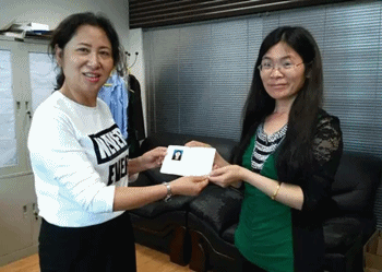 為第一位領證者林愛清發證